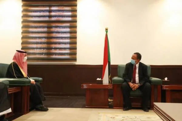 وزير الخارجية يبحث مع القيادة السودانية مستجدات الأوضاع الإقليمية والدولية
