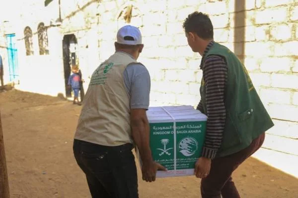"سلمان للإغاثة": 32 طناً من السلال الغذائية للنازحين إلى مأرب