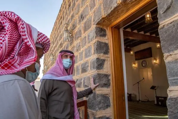 أمير الجوف يزور مسجد العيساوية التاريخي بعد تأهيله