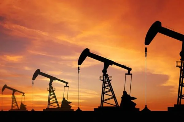 النفط يتراجع 3% بسبب سلالة كورونا الجديدة