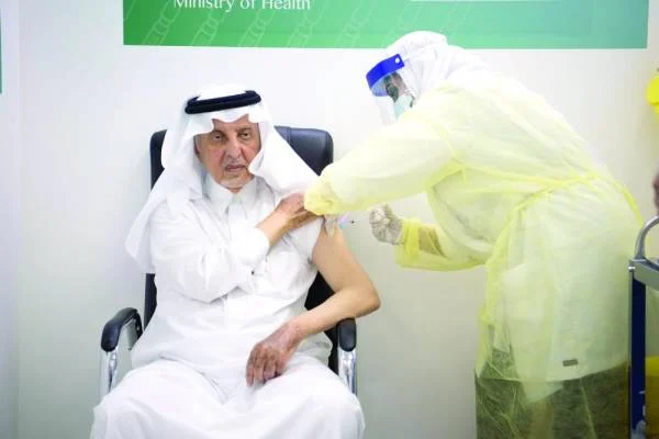 أمير مكة يتلقى الجرعة الأولى من لقاح «كورونا»