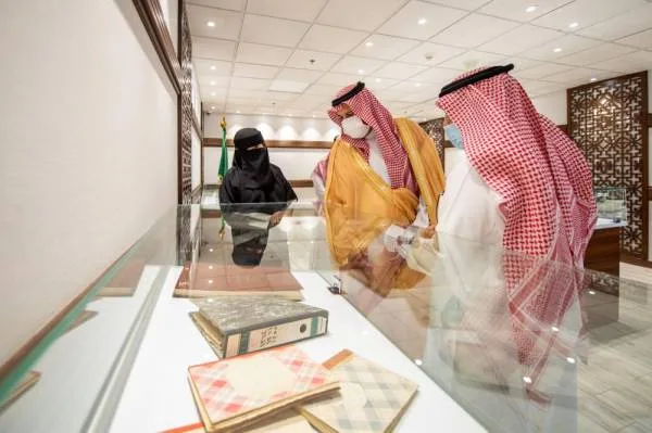المدينة المنورة : فيصل بن سلمان يدشن معرض الوثائق والمحفوظات