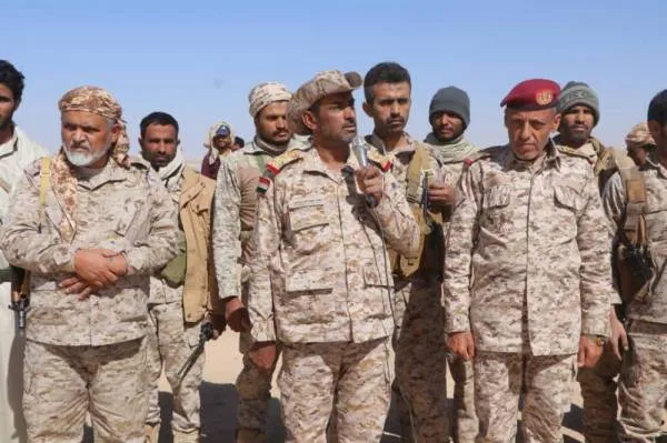 رئيس هيئة الأركان اليمنى يتفقد المقاتلين في جبهات الجوف