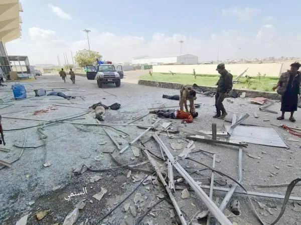 هجوم المطار خلف 26 قتيلا.. هادي: الحكومة باقية في عدن