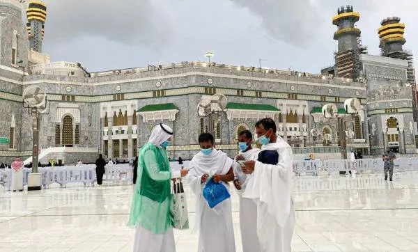 "هدية" توزع معاطف المطر على قاصدي المسجد الحرام
