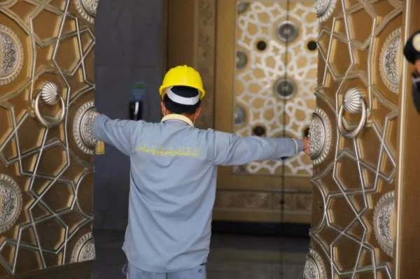 صيانة 150 باباً في المسجد الحرام