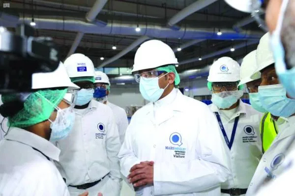 وزير الصناعة يؤكد أهمية توظيف وتدريب السعوديين في المصانع