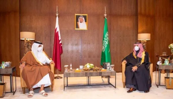 ولي العهد يبحث مع أمير قطر العلاقات الثنائية