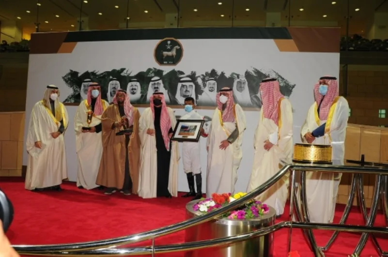 أمير الشرقية يسلم كأس الأمير نايف للأسطبل الأحمر في مهرجان كؤوس الملوك