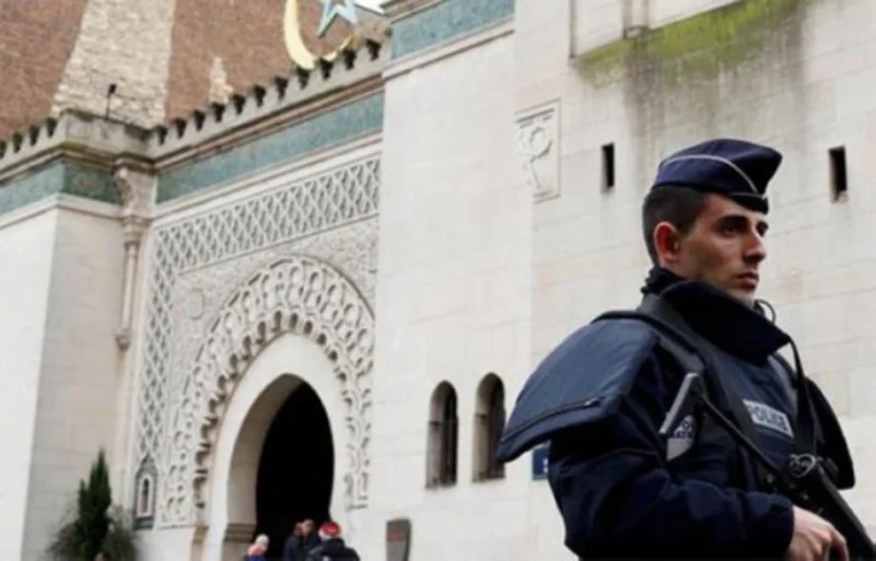 إغلاق 9 مساجد في فرنسا