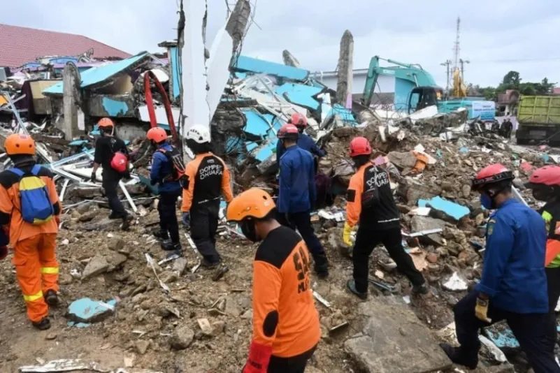 اندونيسيا : 60 قتيلا في زلزال سولاويسي وعمليات البحث مستمرة