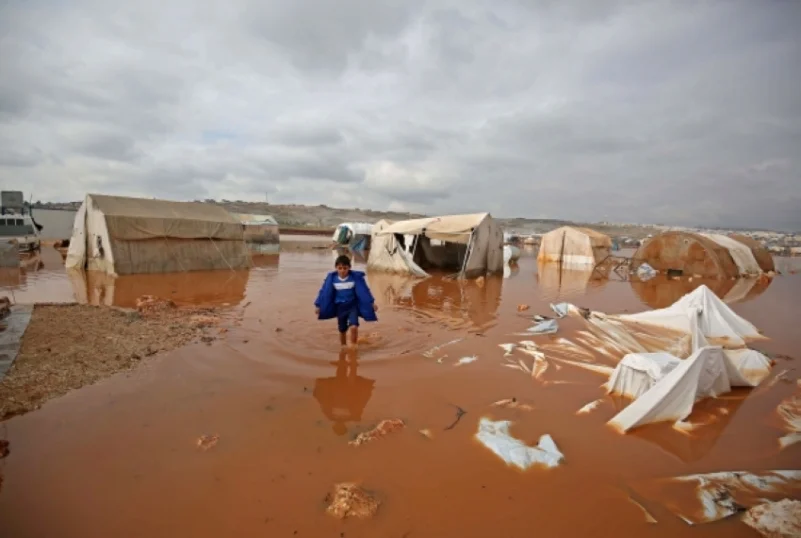 عاصفة تحوّل مخيمات النازحين في شمال غرب سوريا مستنقعات وتقتل طفلاً