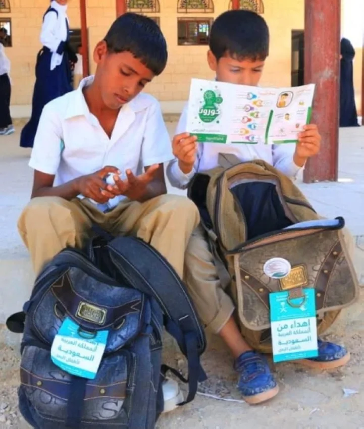 "سلمان للإغاثة" يوزع 1,099 حقيبة مدرسية في مديرية سيحوت بالمهرة