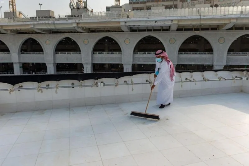 "شؤون الحرمين" تباشر أعمال تنظيف وتعقيم سطح الكعبة المشرفة