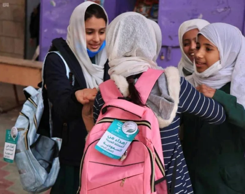 المملكة تهدي أطفال مأرب 5 آلاف حقيبة مدرسية