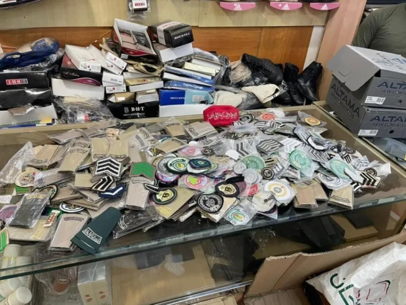"أمن الرياض" تغلق 4 محلات وتضبط 600 بدلة عسكرية و2500 قطعة من الأنواط والرتب والشعارات المخالفة