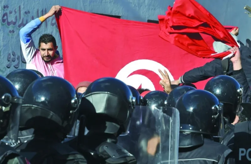 تونس: الغضب يتواصل.. والمشيشي: سنقوم بالإصغاء