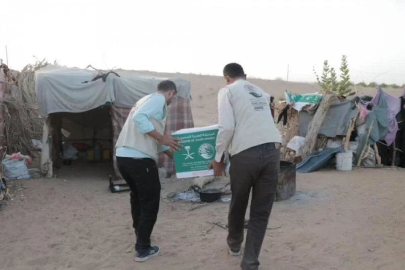 "سلمان للإغاثة" يوزع 1300 سلة غذائية للنازحين من الجوف إلى مأرب