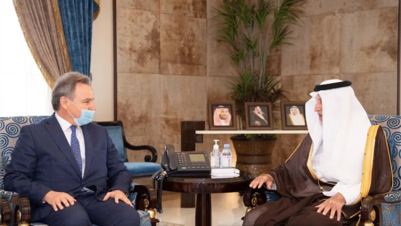 الأمير خالد الفيصل يستقبل السفير اليوناني