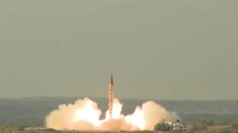 باكستان تختبر صاروخاً باليستياً قادراً على حمل رؤوس نووية