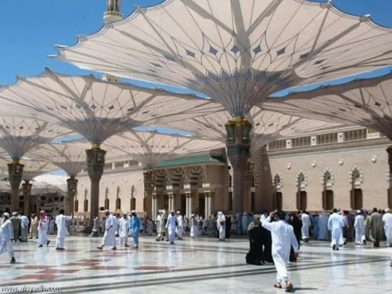 250 مظلة بساحات المسجد النبوي تقي الزوار من الأمطار