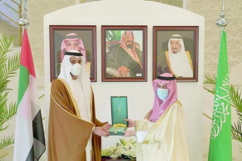 وزير الخارجية يسلم الشيخ شخبوط وشاح الملك عبدالعزيز