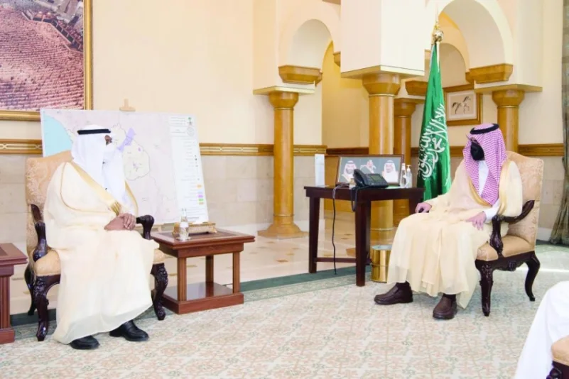 نائب أمير مكة يطلع على خطط التطوير لـ"الحج والعمرة"