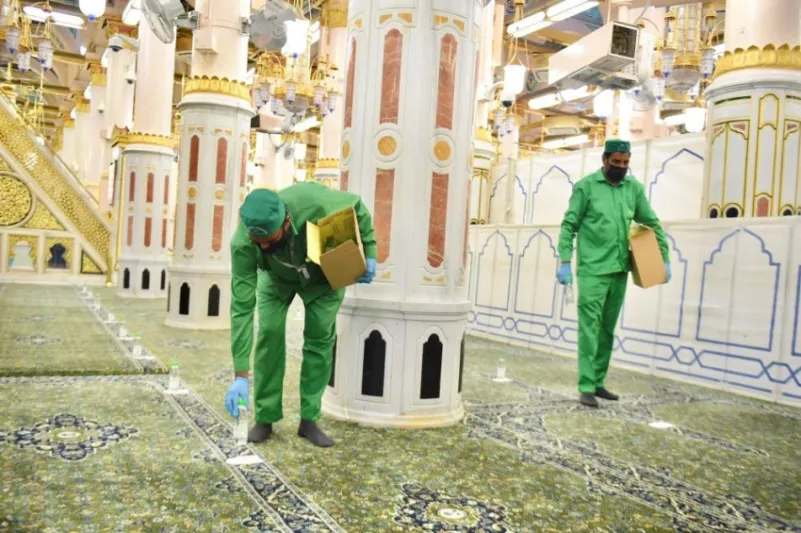 "شؤون الحرمين" تتابع أعمال التعقيم والتنظيف في أرجاء المسجد النبوي