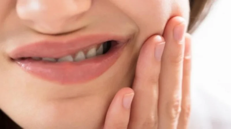تحذير من تأثير «الكمامة» على الأسنان