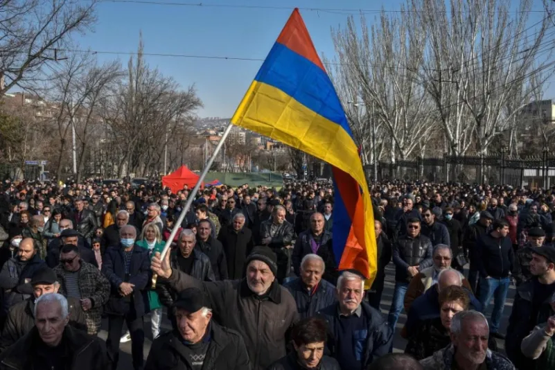 "الدفاع الأرمنية": الجيش خارج السياسة