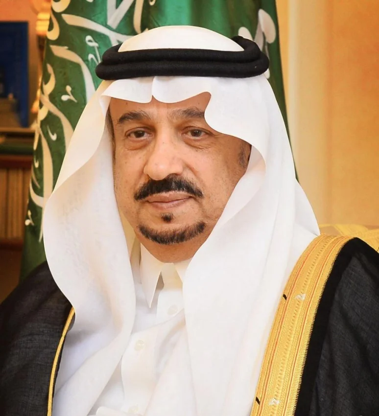 أمير الرياض يطمئن على المتضررين من سقوط شظايا الصاروخ الباليستي