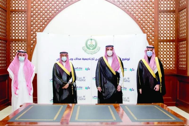 فيصل بن سلمان يوقع اتفاقية تعاون «مداك» مع بنك الرياض