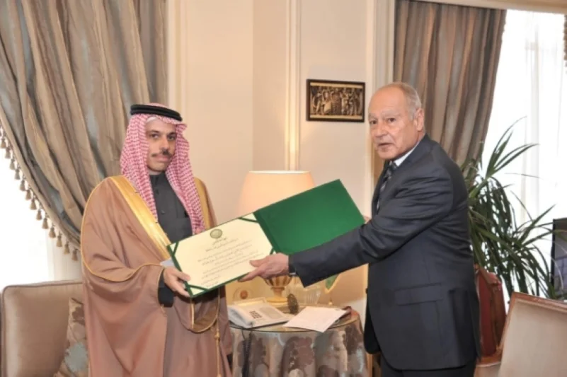 جامعة الدول العربية تكرم ولي العهد بدرع "العمل التنموي"