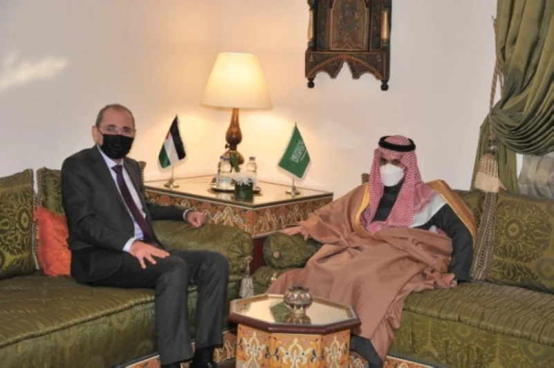 وزير الخارجية يناقش مع نظيره الأردني المستجدات الإقليمية والدولية