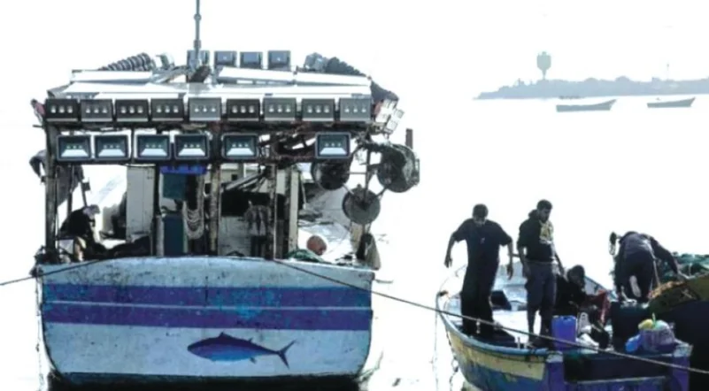 مقتل ثلاثة صيادين فلسطينيين في انفجار قارب صيد