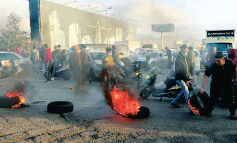 تدهور الليرة يشعل الغضب ويغلق الطرقات في لبنان
