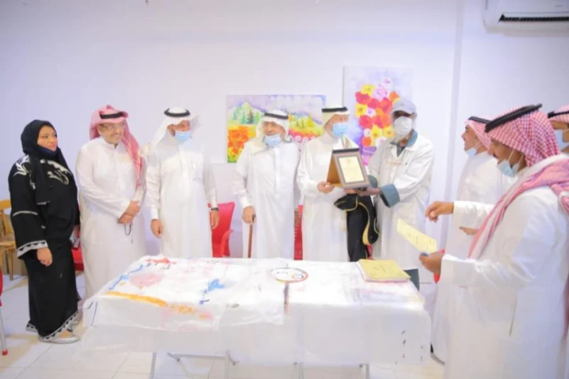 رئيس أدبي جدة يكرم المشاركين بورشة "الانطباعية الحديثة"