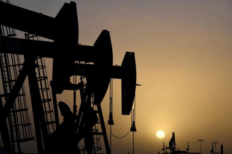 النفط يتجاهل زيادة المخزونات ويواصل الارتفاع