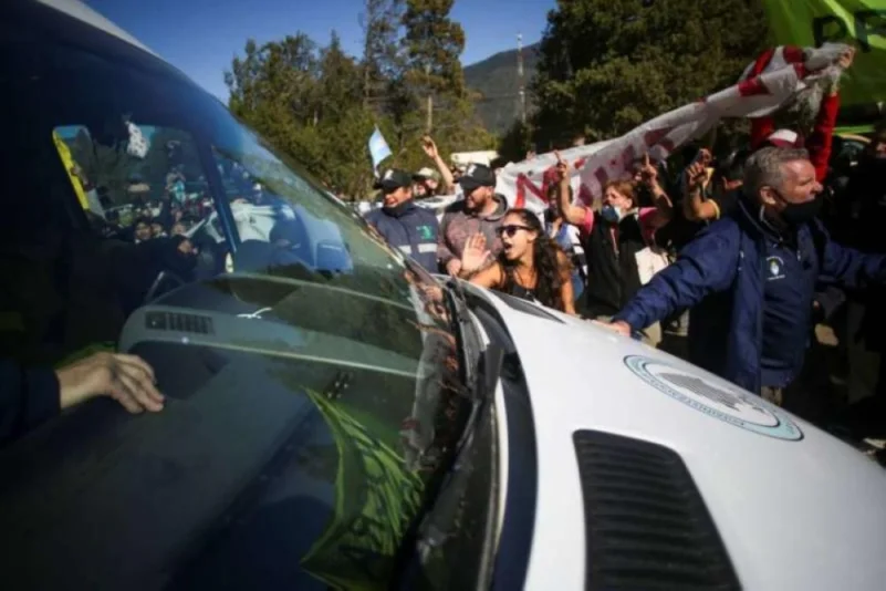 الأرجنتين: محتجون يهاجمون حافلة تقل الرئيس