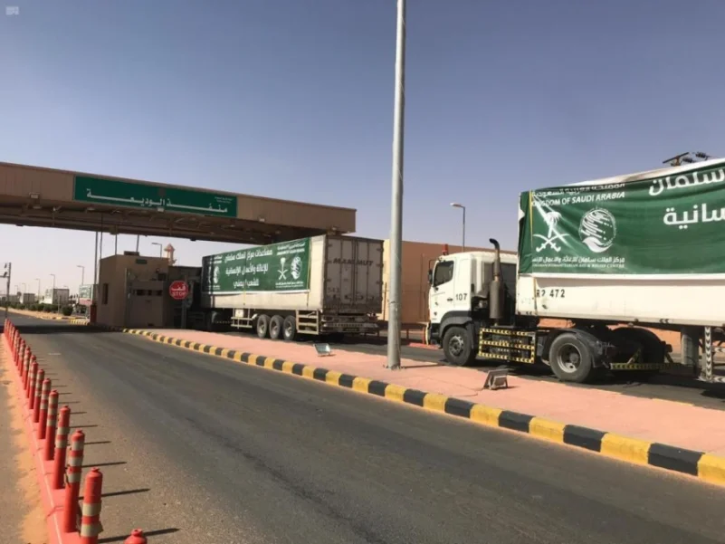 عبور 20 شاحنة إغاثية لمنفذ الوديعة متوجهة لعدة محافظات يمنية