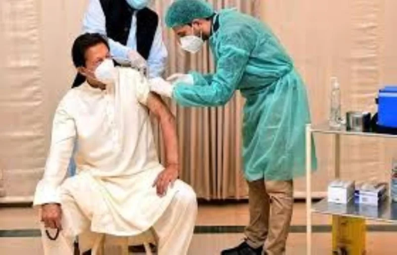 بعد يومين من تطعيمه.. كورونا يصيب عمران خان