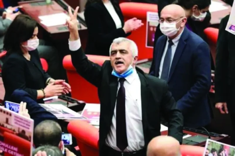 توقيف نائب تركي مؤيد للأكراد جُرّد من مقعده في البرلمان