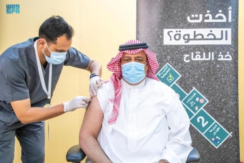أمير حائل يتلقى الجرعة الثانية من اللقاح