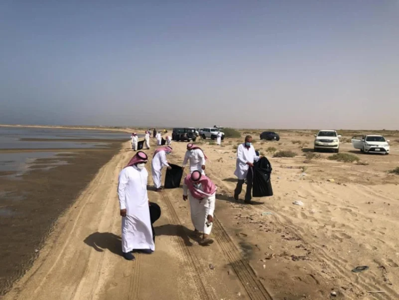 أملج : حملة لتنظيف الشواطئ في أسبوع البيئة