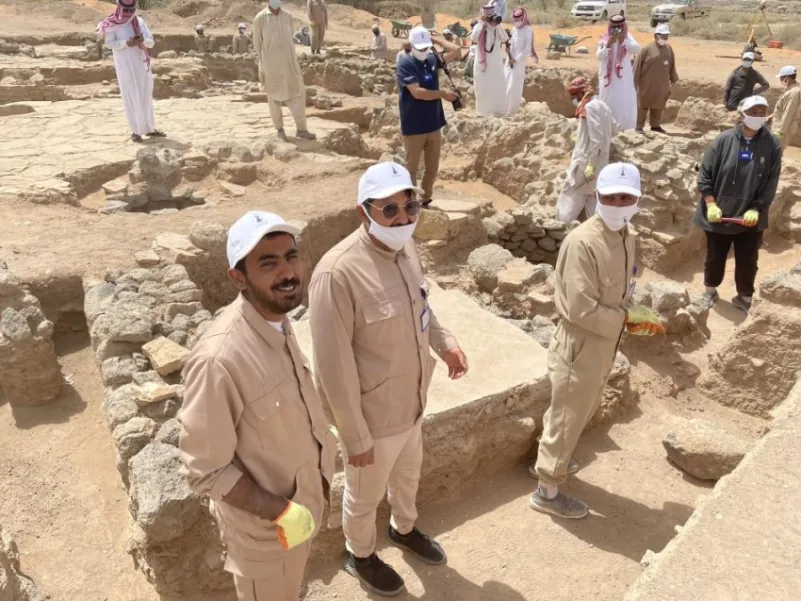 رئيس جامعة حائل يتفقد مواقع التنقيبات الأثرية في مدينة فيد التاريخية