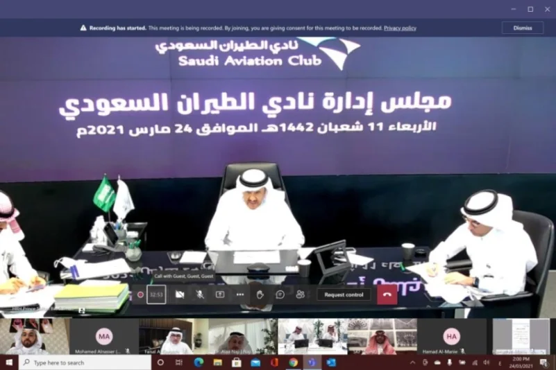 سلطان بن سلمان يناقش المشروعات المستقبلية لنادي الطيران السعودي
