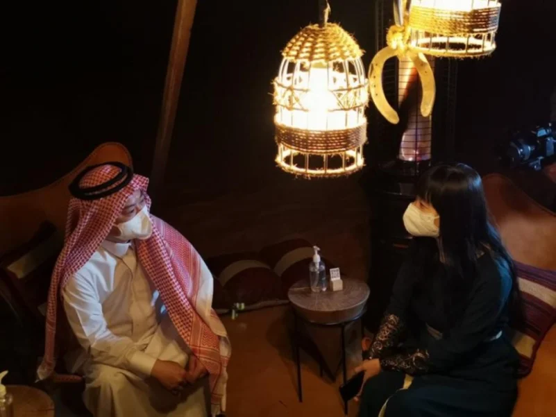 مرتديًا الزي السعودي.. السفير الصيني يزور "أوايسس الرياض"