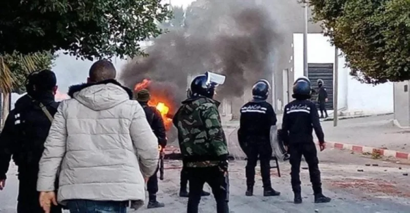 تونس.. الأمن يستخدم "المسيل" لمنع متظاهرين من اقتحام مقر ولاية تطاوين