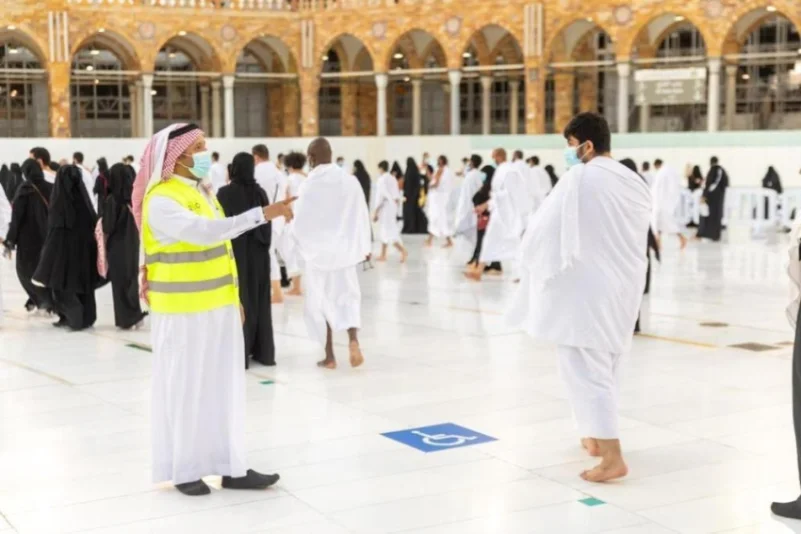 "رئاسة الحرمين" تستقطب 132 متطوعاً لخدمة المصلين بالمسجد الحرام