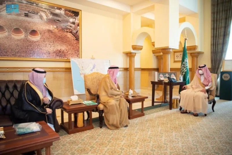 بدر بن سلطان يستقبل رئيس مجلس الجمعيات الأهلية بمنطقة مكة